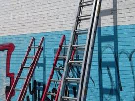 Huge 9.0 Mtr Aluminium Extension Ladder - picture0' - Click to enlarge