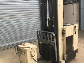 electric forklift - picture1' - Click to enlarge
