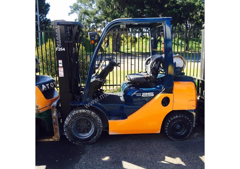 caption 2.5 tonne forklifts for hire