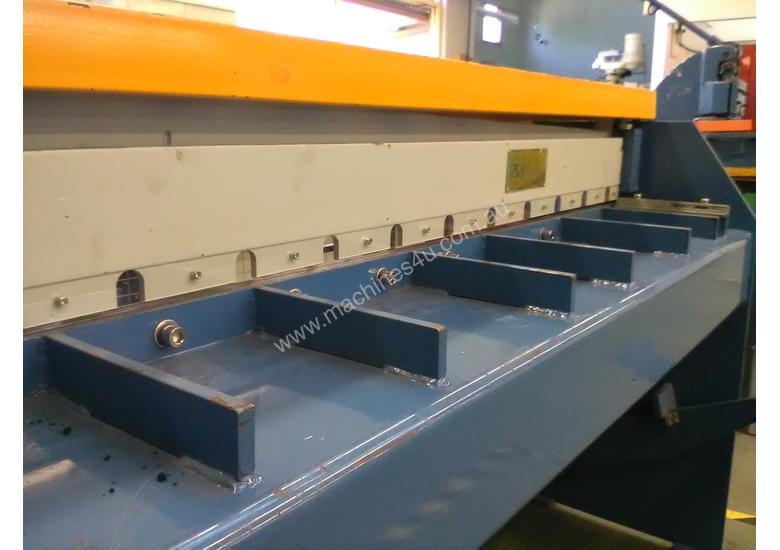caption Just In - Education Model 1270mm x 1.6mm Foor Operated Guillotine
