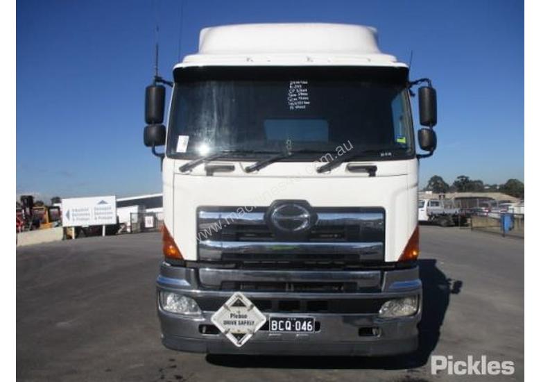 caption 2011 Hino SS1E
