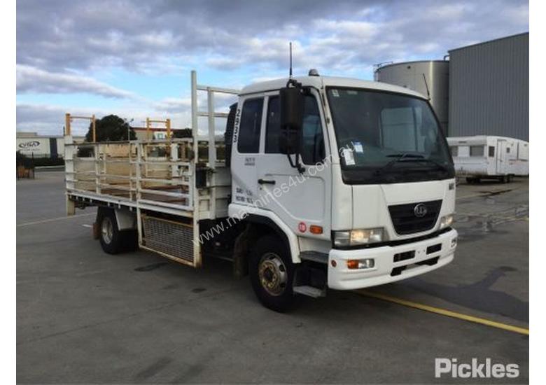 caption 2010 Nissan MKB37A