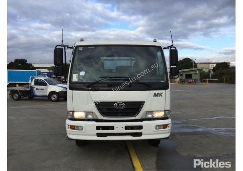caption 2010 Nissan MKB37A