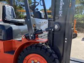 Lonking World Class Construction Machinery Supplier 3.0T Capacity Forklift - picture0' - Click to enlarge