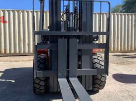 Lonking World Class Construction Machinery Supplier 3.0T Capacity Forklift - picture0' - Click to enlarge