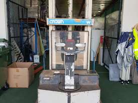 Crown Walkie stacker - picture0' - Click to enlarge