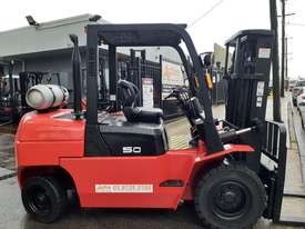5 Ton Container mast Forklift Powerlift 12 model under 2000 hours only - picture0' - Click to enlarge
