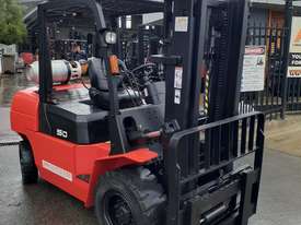 5 Ton Container mast Forklift Powerlift 12 model under 2000 hours only - picture1' - Click to enlarge