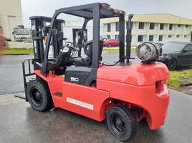 5 Ton Container mast Forklift Powerlift 12 model under 2000 hours only - picture2' - Click to enlarge