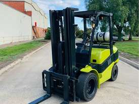 2013 CLARK 3.5T FORK LIFT CONTAINER MAST LPG FORKLIFT - 4m High 3500kg Capacity - picture0' - Click to enlarge