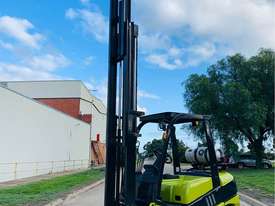 2013 CLARK 3.5T FORK LIFT CONTAINER MAST LPG FORKLIFT - 4m High 3500kg Capacity - picture1' - Click to enlarge