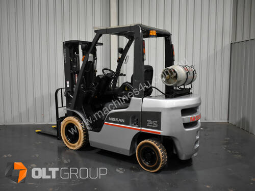Nissan 2.5 Tonne Forklift with Fork Positioner and Sideshift LPG EFI Markless Tyres Container Mast