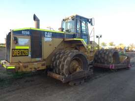 Caterpillar 825G Compactor - picture2' - Click to enlarge