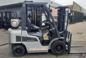 ACTIVE FORKLIFTS - Forklift for sale-Nissan low hrs 2.5 ton 4.5m container entry mast 2014 model exc ACTIVE FORKLIFTS - Forklift for sale-Nissan low hrs 2.5 ton 4.5m container entry mast 2014 model exc