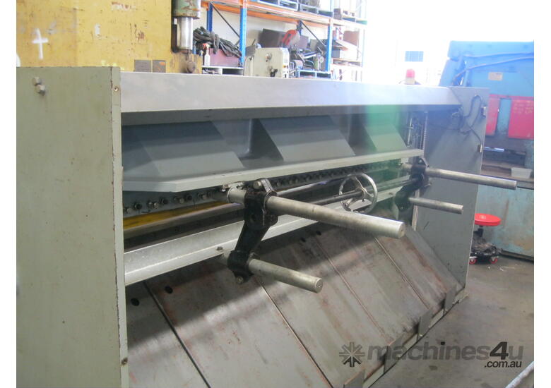 caption Metalmaster 2500mm x 4mm Hydraulic Guillotine