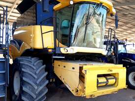 New Holland CR960 Combine + 39' Honey Bee Front - picture0' - Click to enlarge