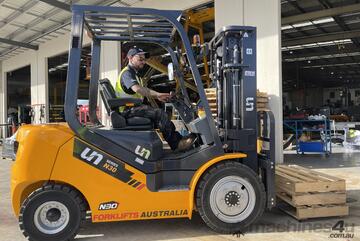 UN Forklift 3T Diesel with Cascade Side Shift and 3 Stage Mast!