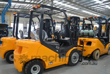 UN Forklift 3T Diesel with Cascade Side Shift and 3 Stage Mast!