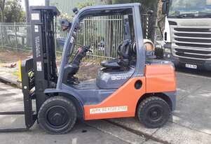 ACTIVE FORKLIFTS - 2013 Toyota Container entry forklift 3 Ton hydraulic side shift fork positioner