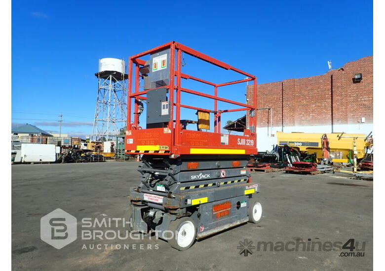 Used 2014 SKYJACK SJ1113219 ELECTRIC SCISSOR LIFT Scissor Lift in ...