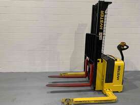 Hyster 1.1t Pallet Stacker - picture1' - Click to enlarge