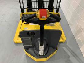 Hyster 1.1t Pallet Stacker - picture2' - Click to enlarge