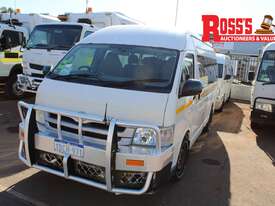 TOYOTA COMMUTER 200 SERIES BUS - picture1' - Click to enlarge