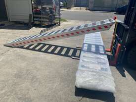 4.5 T FLAT BAR ALUMINUM LOADING RAMPS - 3.6 m LONG - picture0' - Click to enlarge