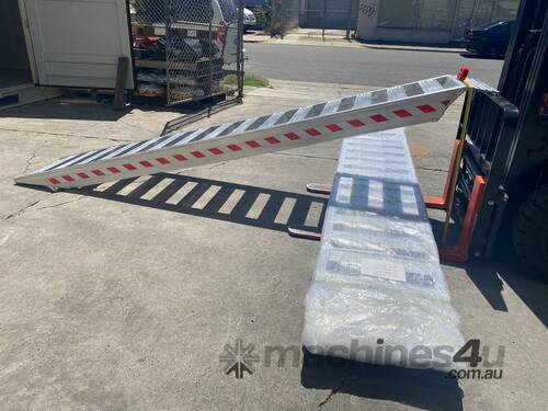 4.5 T FLAT BAR ALUMINUM LOADING RAMPS - 3.6 m LONG