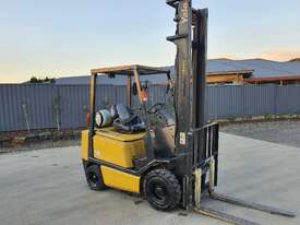 Forklift 1.8T Yale - picture0' - Click to enlarge