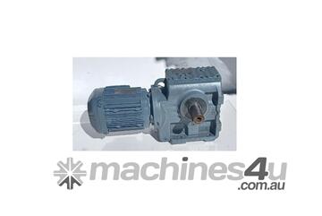 LLOYDS DEALS - 1.5 kW Electric SEW Eurodrive Gearbox Output RPM : 7.5 model S77 DRE90L4