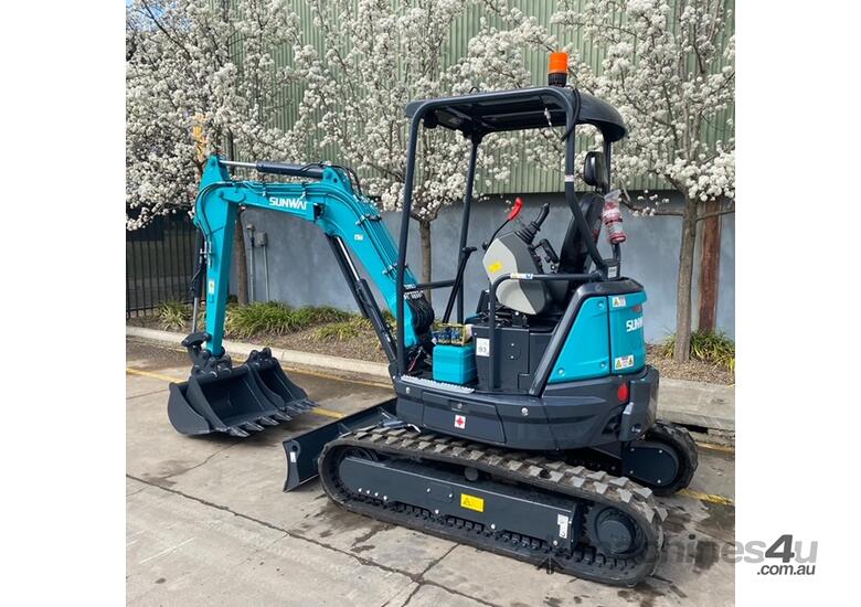 caption LYNFIELD MINI X - 2023 Sunward SWE25UF 2.6T - FOR HIRE