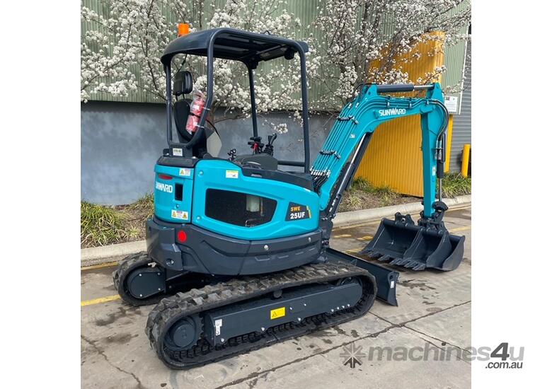 caption LYNFIELD MINI X - 2023 Sunward SWE25UF 2.6T - FOR HIRE