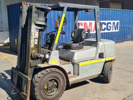 Nissan 4.5 Ton forklift - picture0' - Click to enlarge