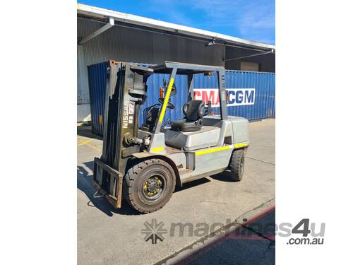 Nissan 4.5 Ton forklift