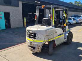 Nissan 4.5 Ton forklift - picture0' - Click to enlarge