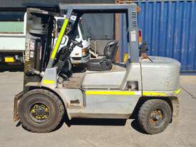 Nissan 4.5 Ton forklift - picture1' - Click to enlarge