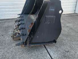 Caterpillar loader bucket - picture1' - Click to enlarge