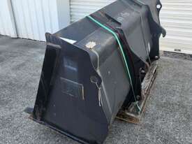 Caterpillar loader bucket - picture2' - Click to enlarge