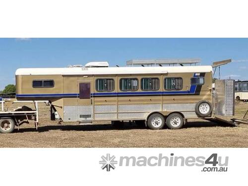 2015 PINNACLE GOOSENECK 4 HORSE TRAILER 