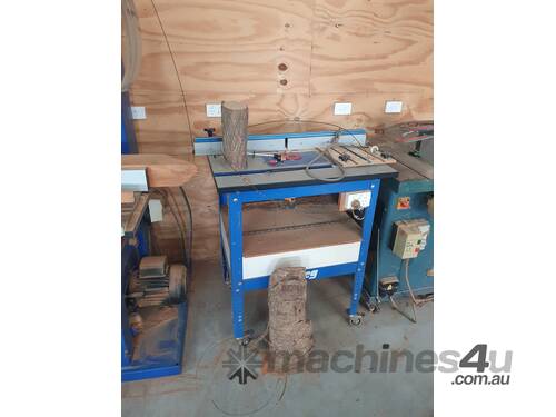 Woodworking router table