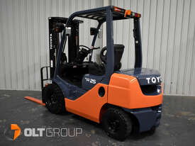 Toyota 2.5 Tonne Diesel Forklift 4.5m Mast 2685 Hours Pneumatic Tyres - picture0' - Click to enlarge