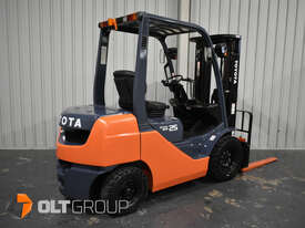 Toyota 2.5 Tonne Diesel Forklift 4.5m Mast 2685 Hours Pneumatic Tyres - picture1' - Click to enlarge