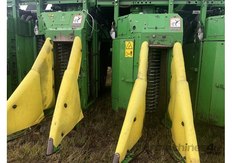 caption 2015 JOHN DEERE CP690 Picker