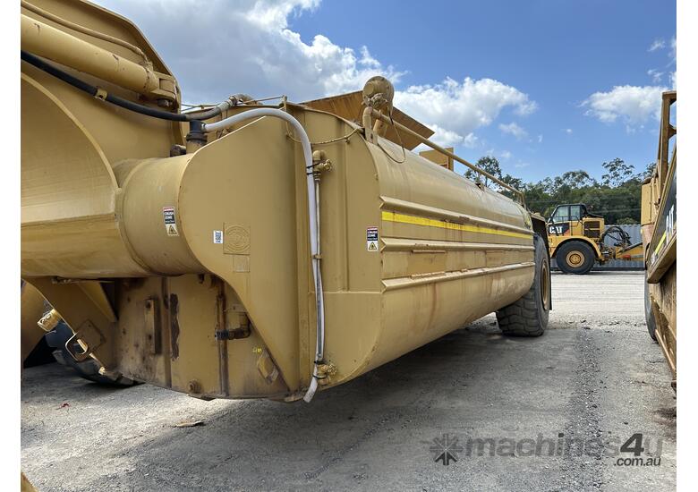 caption Caterpillar 621G Water Wagon