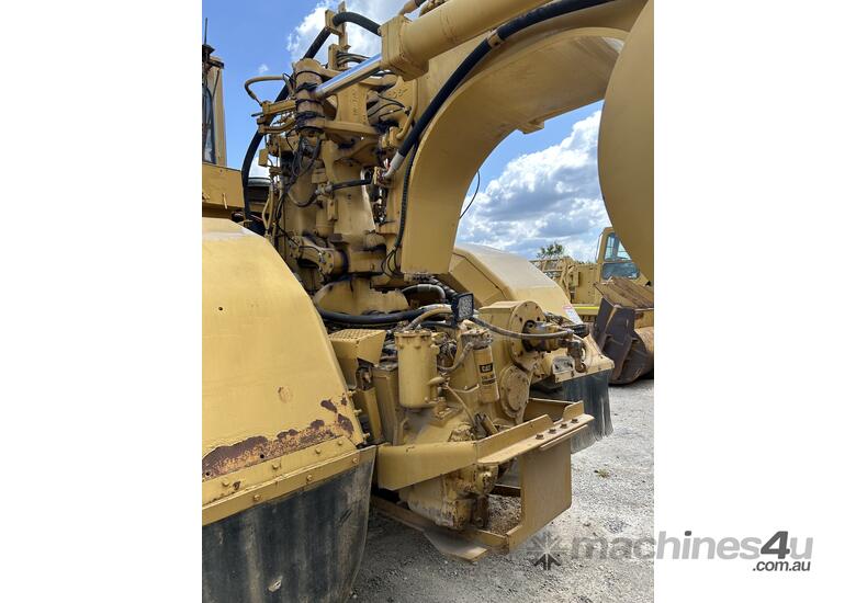 caption Caterpillar 621G Water Wagon