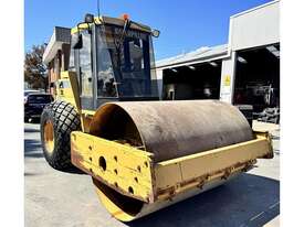 CATERPILLAR VIBRATING SMOOTH ROLLER - picture0' - Click to enlarge