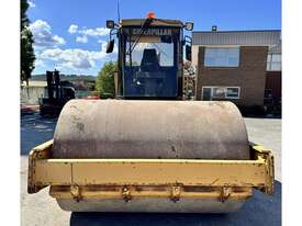 CATERPILLAR VIBRATING SMOOTH ROLLER - picture0' - Click to enlarge