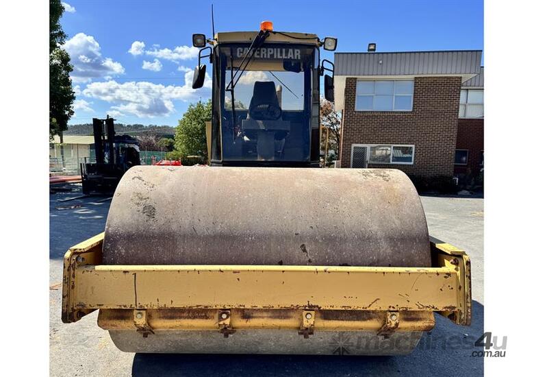 caption CATERPILLAR VIBRATING SMOOTH ROLLER