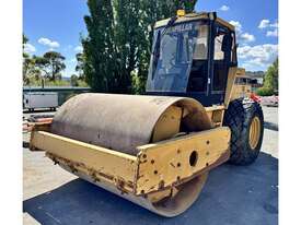 CATERPILLAR VIBRATING SMOOTH ROLLER - picture1' - Click to enlarge